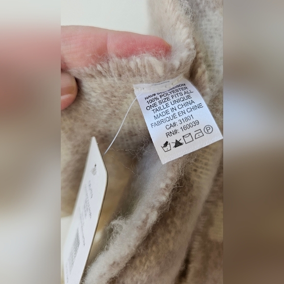 KIT Accessories Beige and Cream Geometric Scarf with Fringes 17×75" - Picture 2 of 5